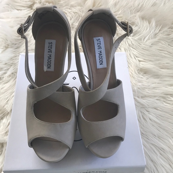 Steve Madden Shoes - Steve Madden tan wedges